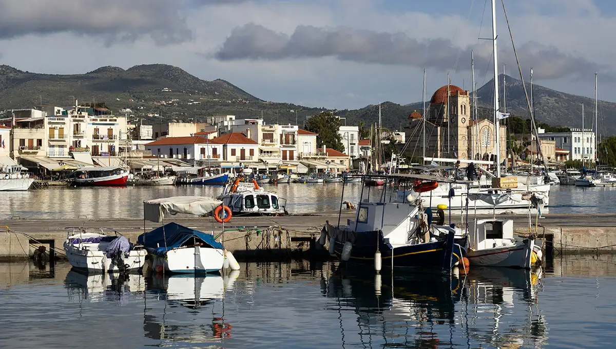 Αίγινα: Περιήγηση στο νησί – κόσμημα με ιστορία, παραλίες και μοναδικές γεύσεις