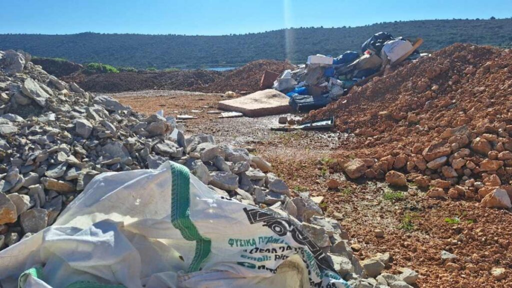 Βιβάρι: Σκουπιδότοπος στη λιμνοθάλασσα