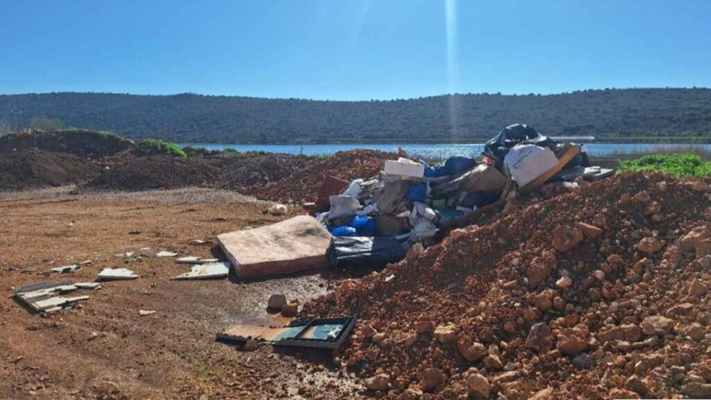 Βιβάρι: Σκουπιδότοπος στη λιμνοθάλασσα