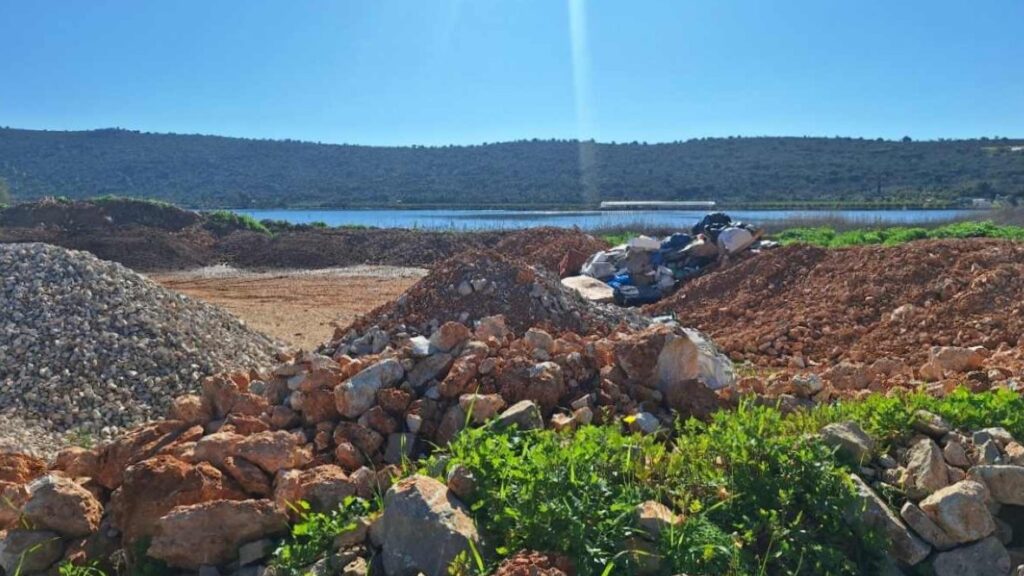 Βιβάρι: Σκουπιδότοπος στη λιμνοθάλασσα