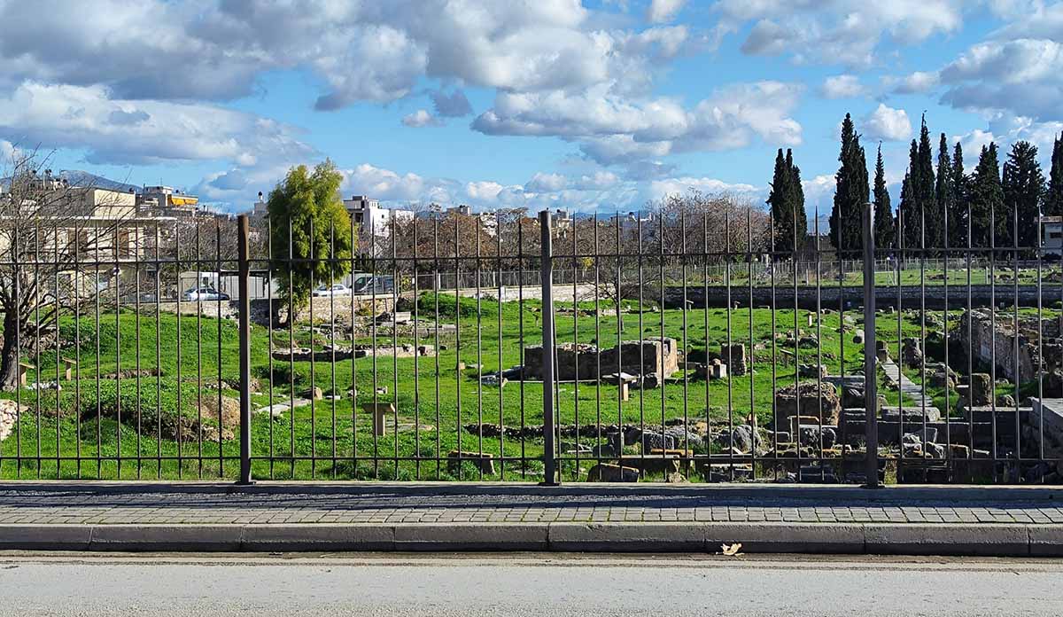 Κάνουν την ανάγκη τους στα Αρχαία Μνημεία