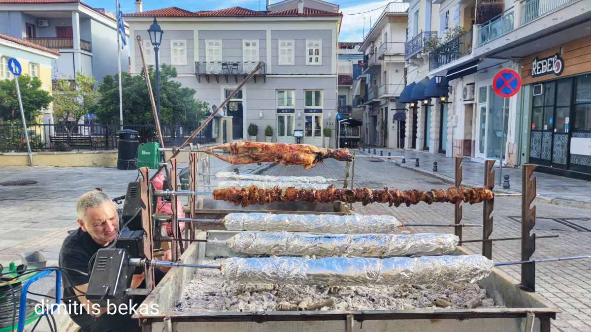 Τσίκνα, αρνιά και χαμόγελα: Το Πάσχα στο Ναύπλιο στήνει γιορτή στους δρόμους