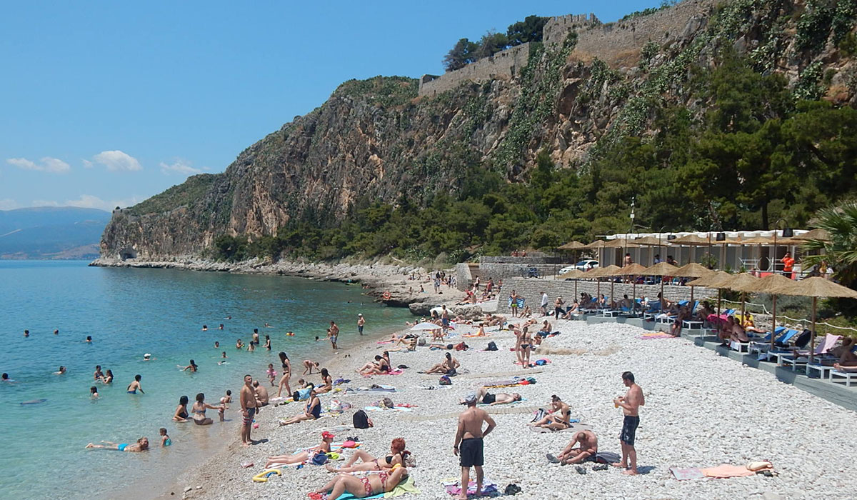 Χειμερινοί Κολυμβητές Ναυπλίου: Η Αρβανιτιά βουλιάζει στην αδιαφορία και τη βρομιά