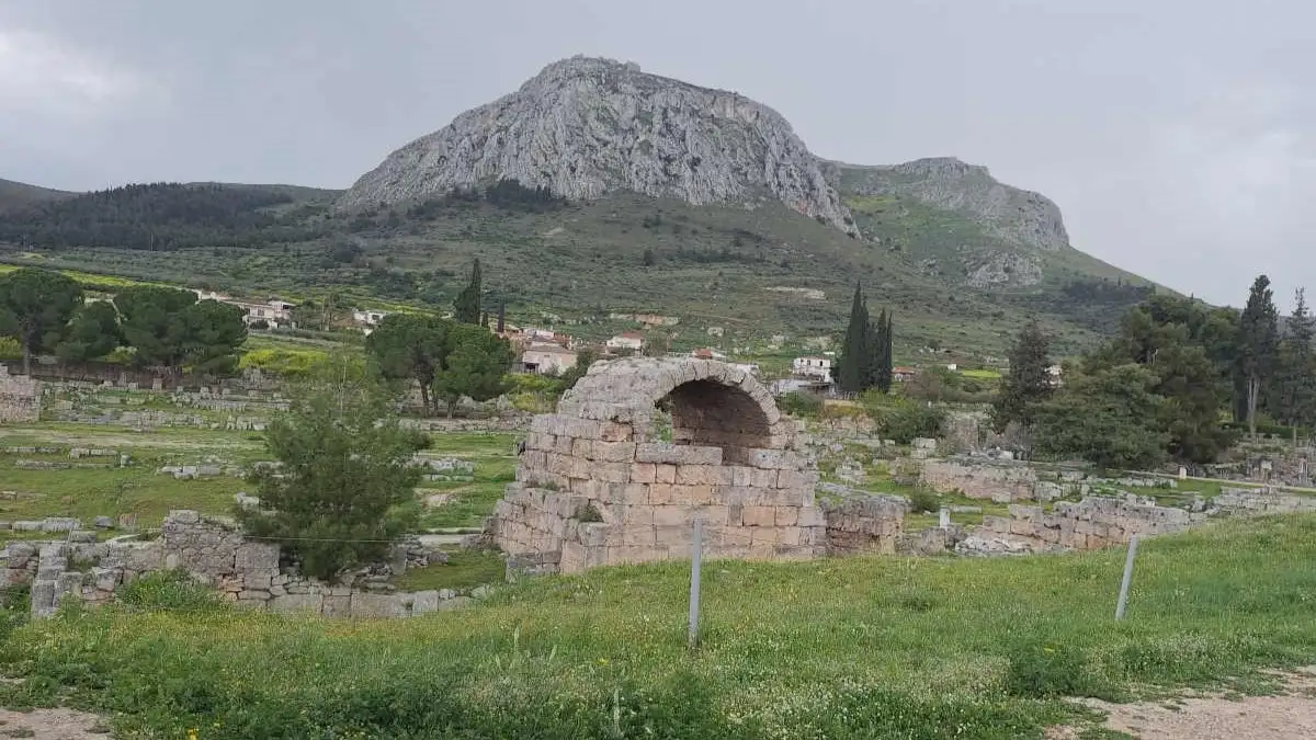 Αίσιο τέλος για τον Βρετανό τουρίστα που εγκλωβίστηκε στην Αρχαία Κόρινθο