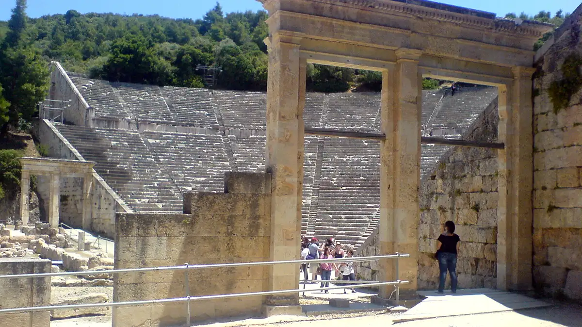 Άσκηση στο Αρχαίο Θέατρο Επιδαύρου: Τι γίνεται όταν ξεσπά πυρκαγιά κατά τη διάρκεια παράστασης;