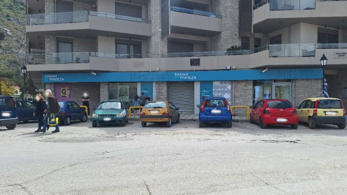 Εορταστικό ωράριο τραπεζών: Πότε θα είναι κλειστά τα καταστήματα