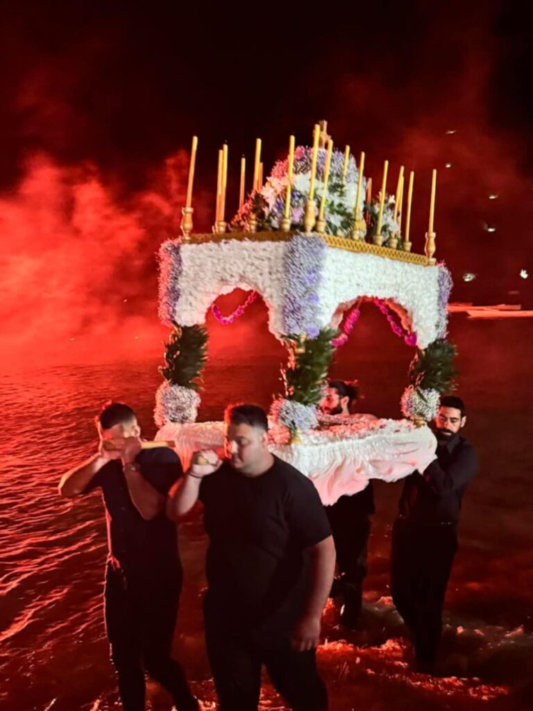 Περιφορά επιταφίου στη θάλασσα στο Τολό