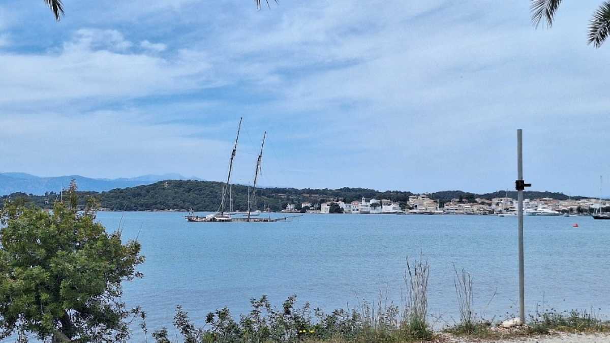 Πνιγμένο στη σιωπή: Το ιστιοφόρο-φάντασμα στο Πόρτο Χέλι απειλεί ανθρώπους και φύση