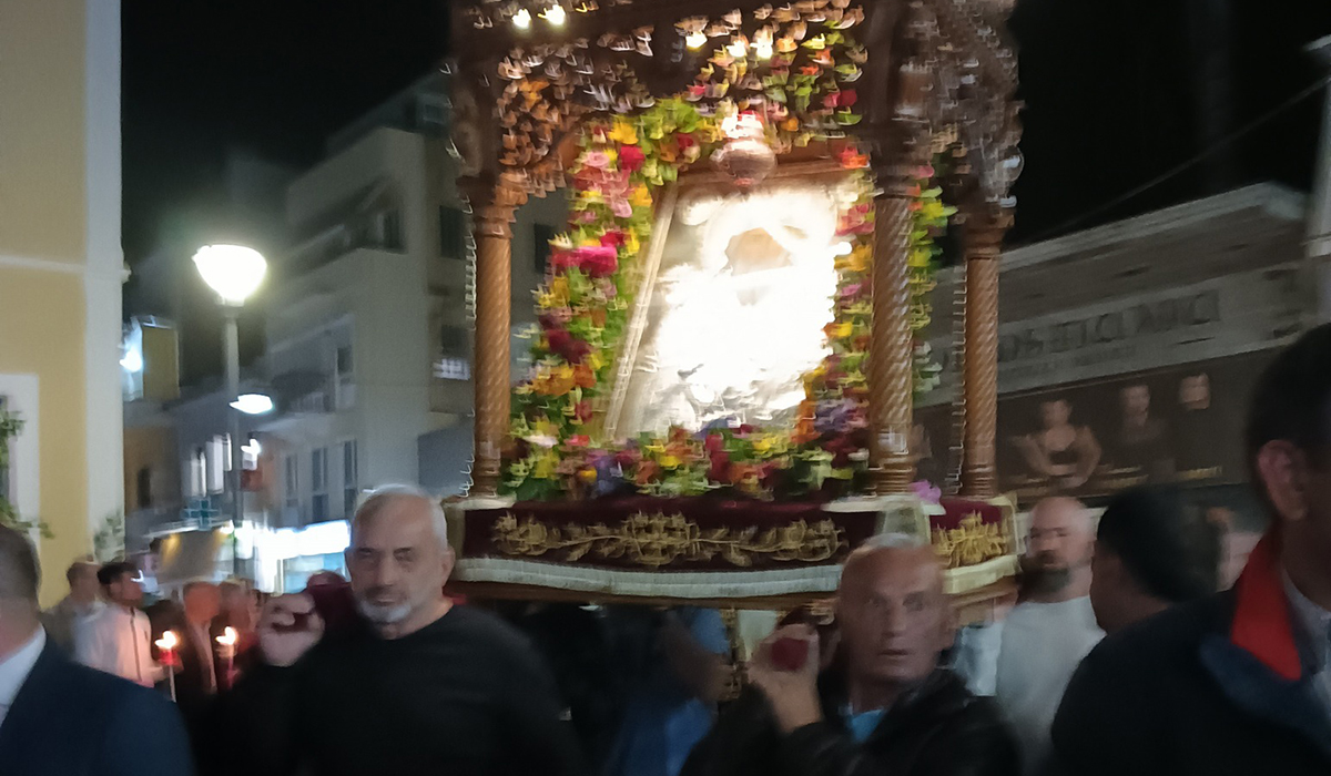 Λιτάνευση, αρχιερείς και πλήθος κόσμου στο Άργος για τον Πολιούχο Άγιο Πέτρο