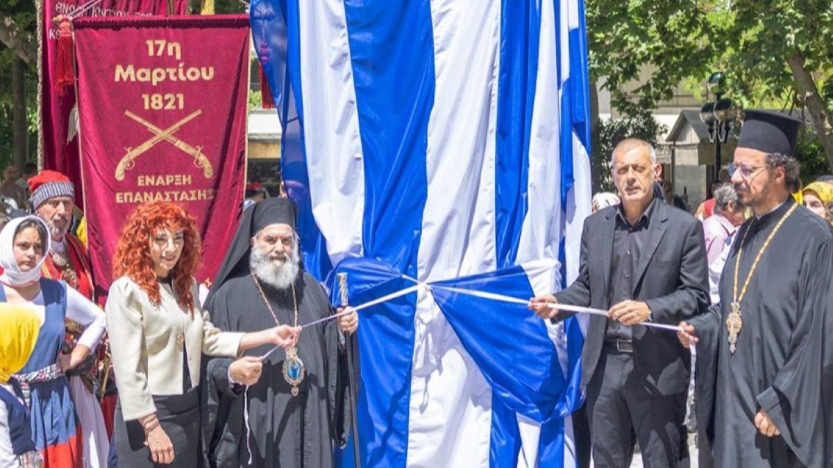 Έγιναν τα αποκαλυπτήρια του ανδριάντα του Πετρόμπεη Μαυρομιχάλη