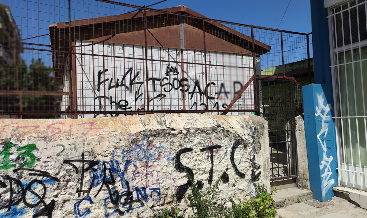 Αισθητική κατάρρευση έξω από το Καποδιστριακό Σχολείο Άργους