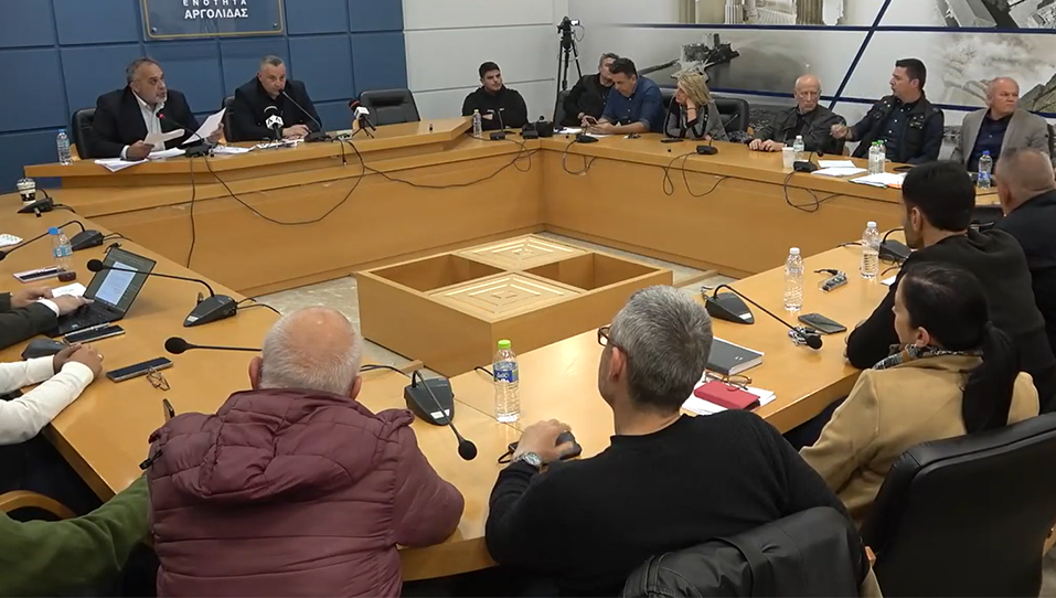 Ναύπλιο: Έξαλλος ο Ορφανός, διέκοψε το συμβούλιο και πήγε στο τμήμα για μηνύσεις (Βίντεο)