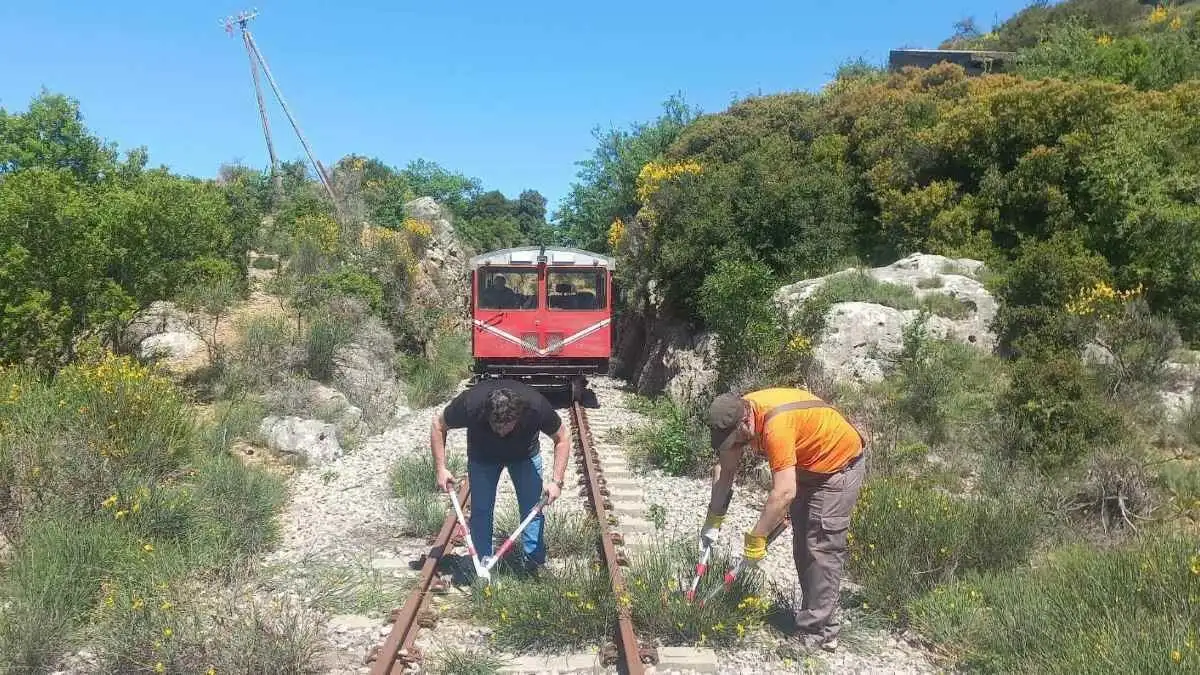 Eργασίες καθαρισμού στη σιδηροδρομική γραμμή Παρθένι – Στενό από εθελοντές