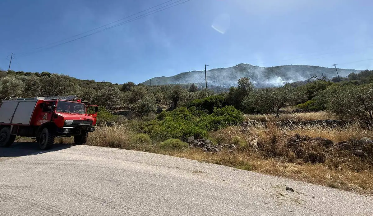 Σβήστηκε η πυρκαγιά στα Μέθανα – Ξεκίνησε από τρεις εστίες