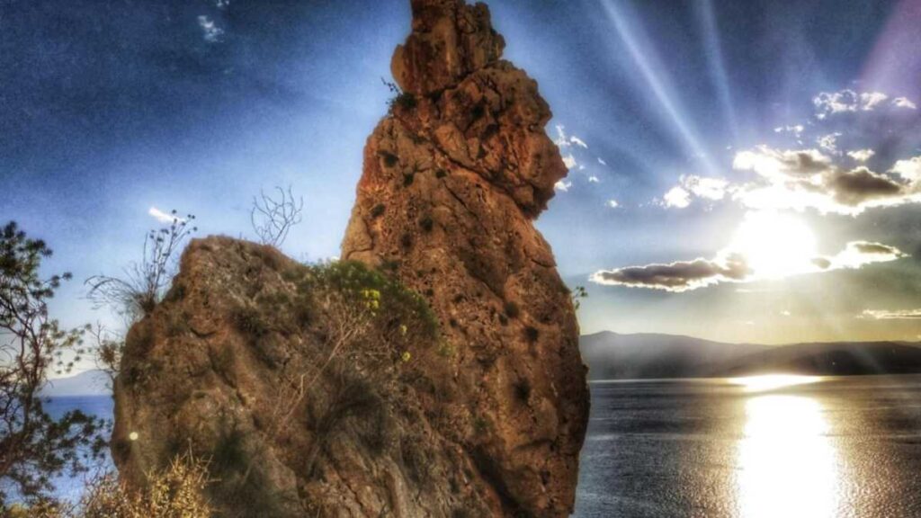 Βράχος απέναντι στην σπηλιά του γορίλα στην Αρβανιτιά