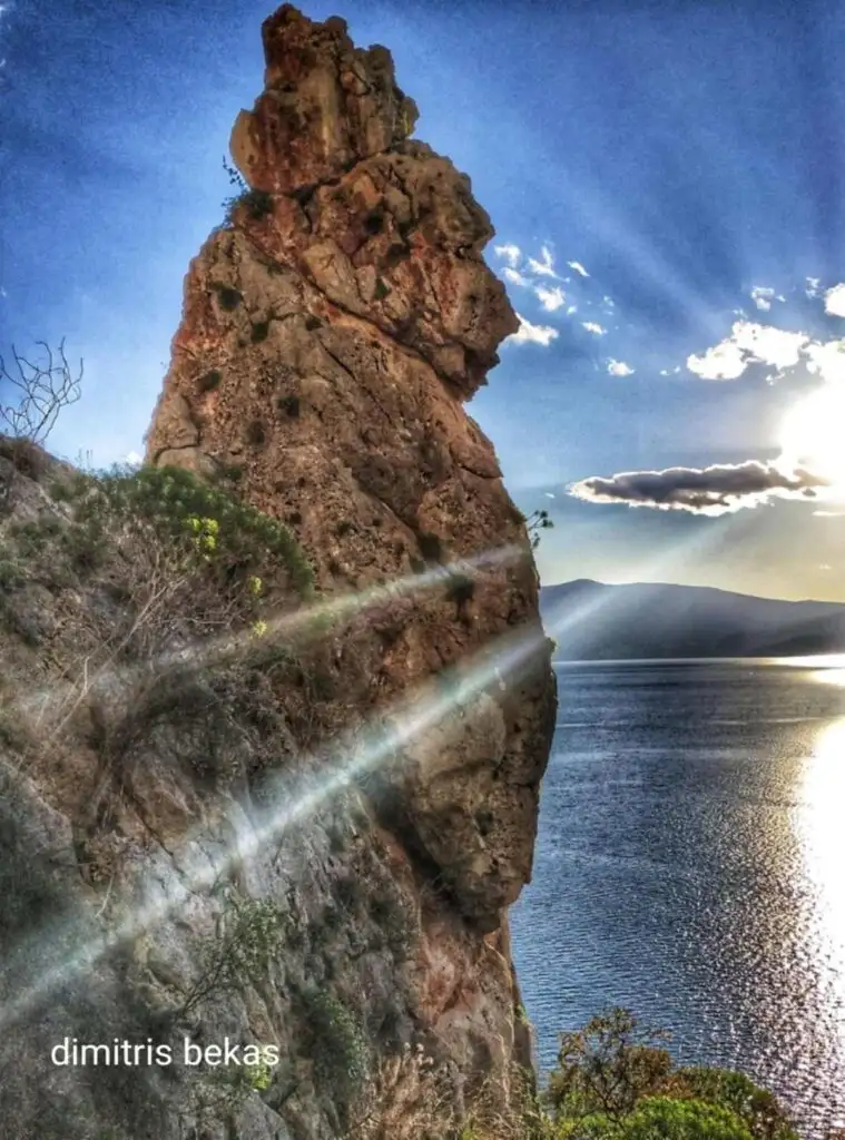 Βράχος απέναντι στην σπηλιά του γορίλα στην Αρβανιτιά
