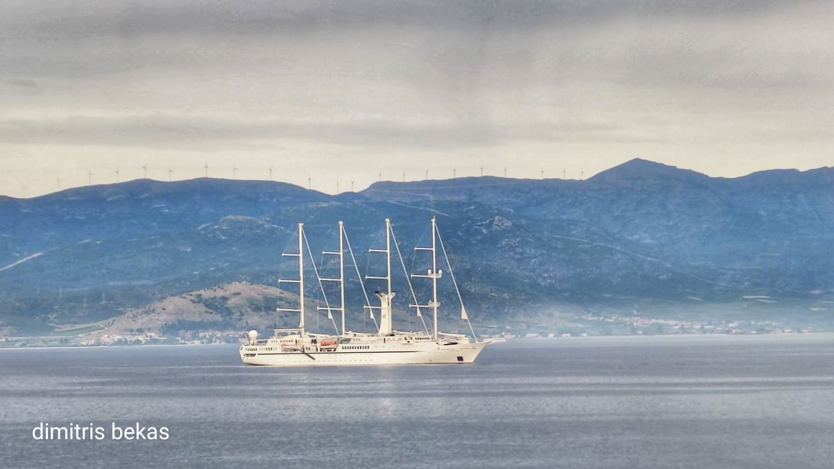 Ιστιοφόρο σαλπάρει στα νερά του Ναυπλίου χαρίζοντας μοναδικές εικόνες