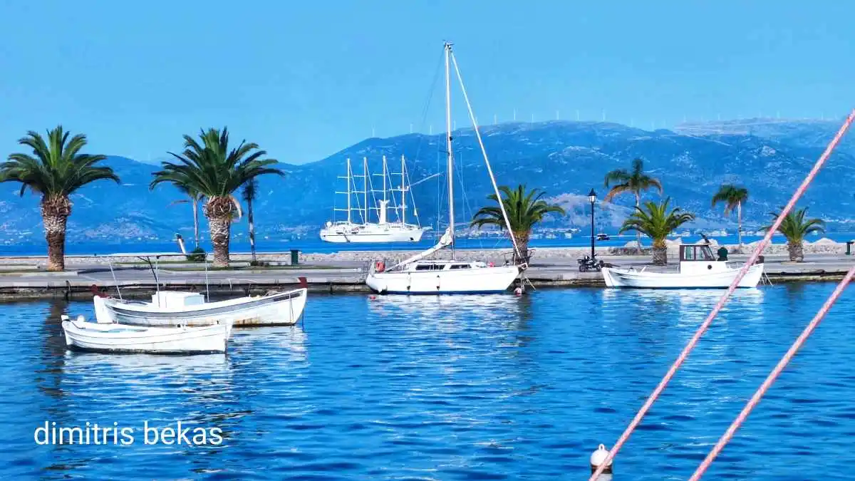 Ιστιοφόρο σαλπάρει στο Ναύπλιο