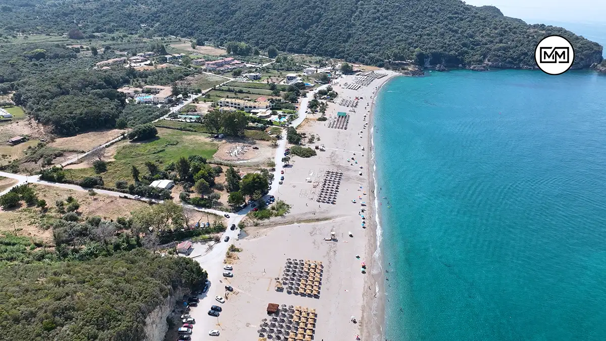 Καραβοστάσι: Μια παραλία ανάμεσα σε καταπράσινους ελαιώνες και ήσυχους λόφους