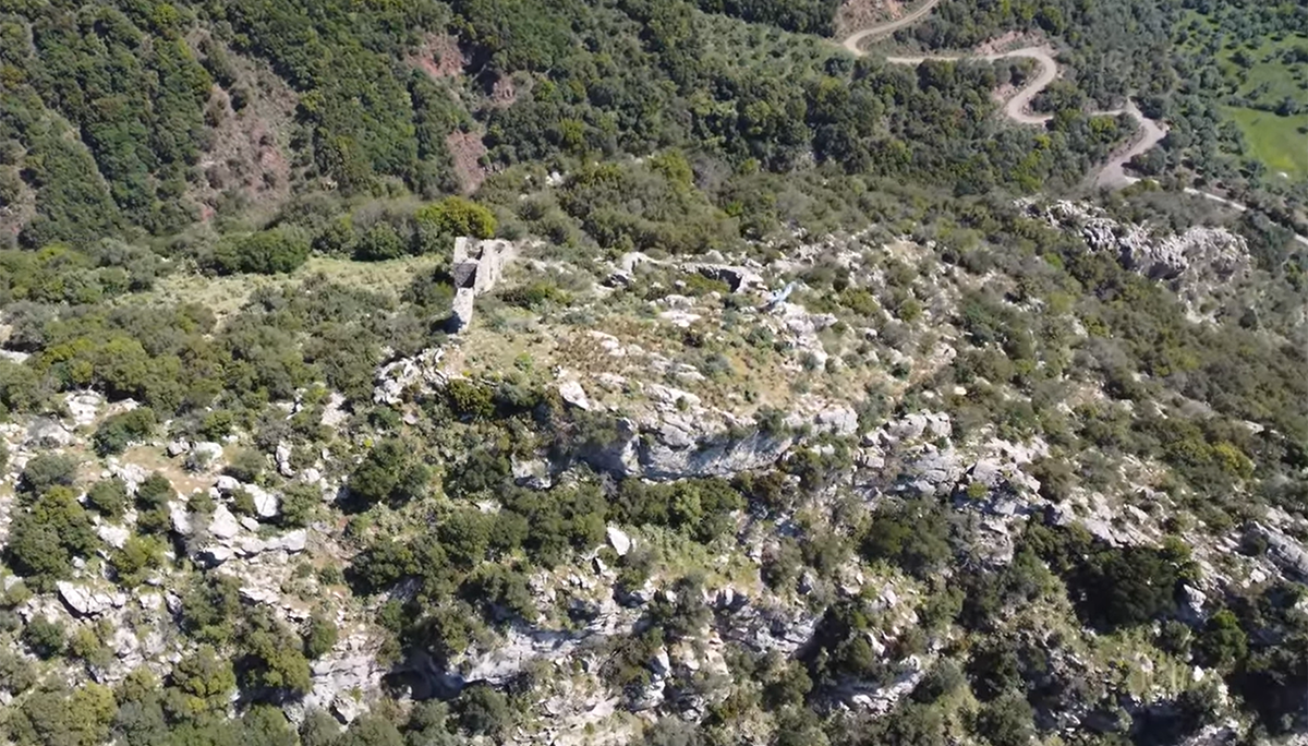 Ένα άγνωστο κάστρο ανάμεσα σε δύο φαράγγια με θέα τον Μεσσηνιακό κάμπο