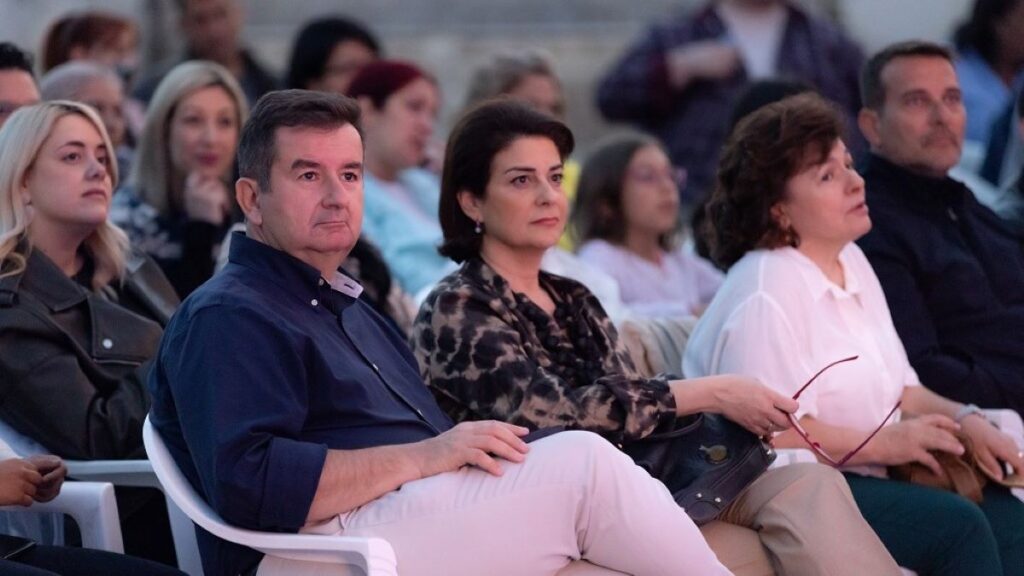 Κουτσοπόδι Μάνα ομπρέλα μάνα ουρανέ Μαλτέζος