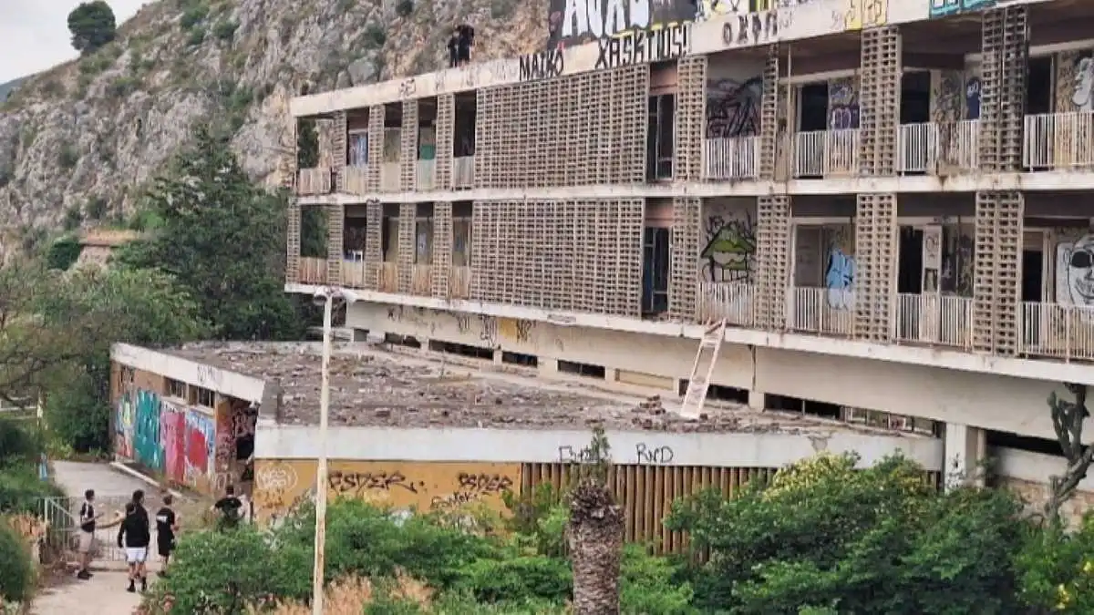 «Ωρολογιακή βόμβα» το Ξενία Ναυπλίου: Ομόφωνο ψήφισμα του Δήμου για παραχώρηση του κτιρίου