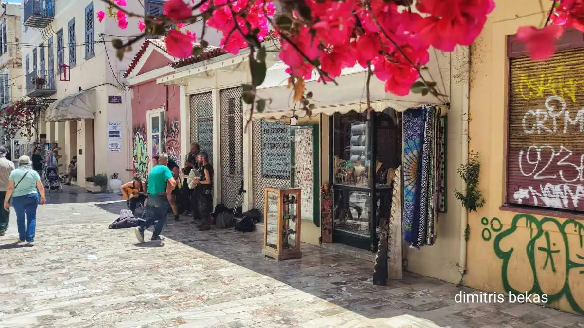 Μελωδίες κάτω από κόκκινες βουκαμβίλιες: Οι μουσικοί του δρόμου ζωντανεύουν την παλιά πόλη του Ναυπλίου
