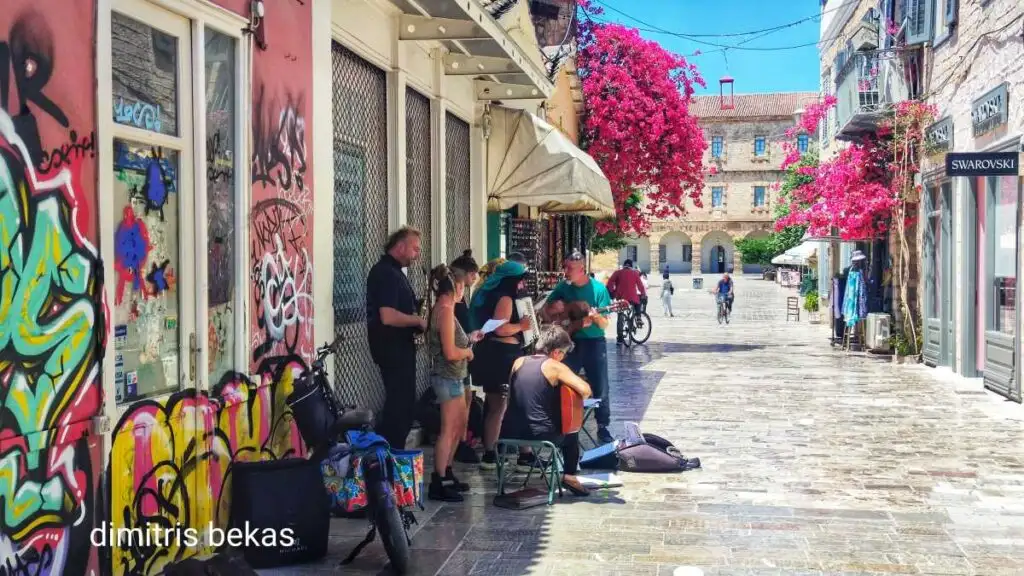 Μουσικοί του δρόμου στο Ναύπλιο σε βουκαμβίλιες