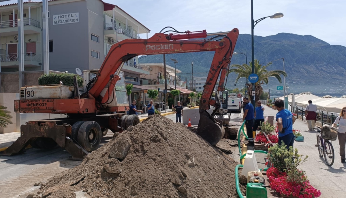 Κλείνουν την τεράστια τρύπα που άνοιξε σε κεντρικό δρόμο της Καλαματας