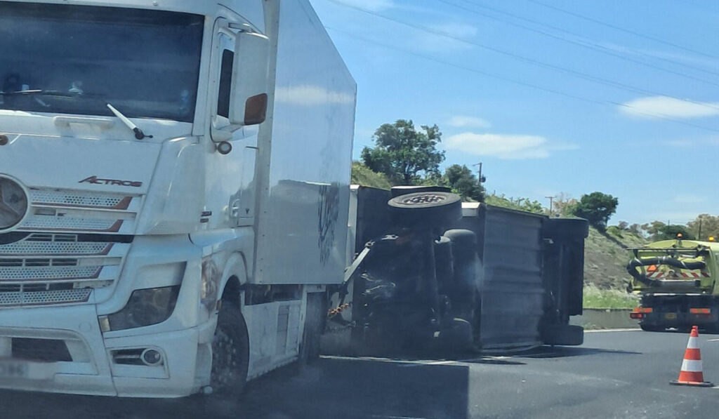 Τροχαίο με νταλίκα στην Εθνική Οδό Αθηνών - Πατρών, στην έξοδο προς Κόρινθο