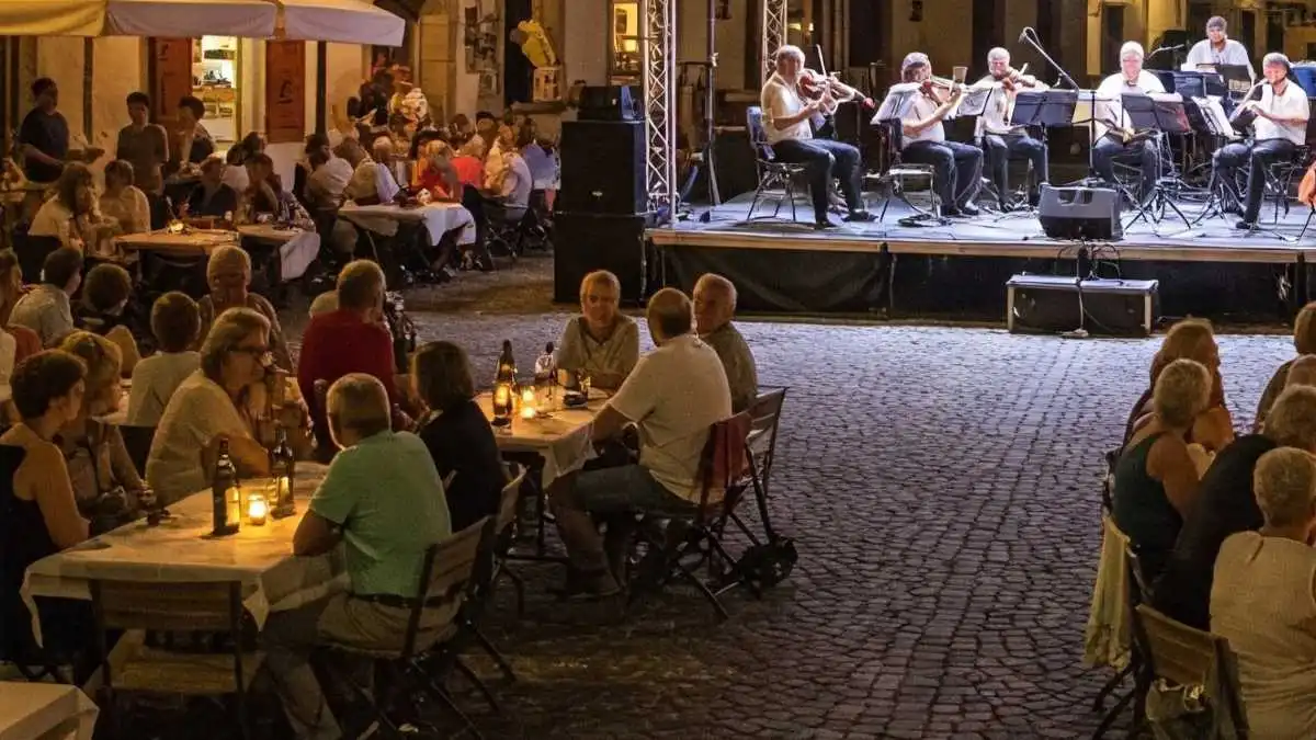 Είμαστε για τα πανηγύρια; Όταν ο πολιτισμός πληρώνεται με… δημοτικά τέλη. Μια ελληνική πατέντα με πανελλήνιο ενδιαφέρον