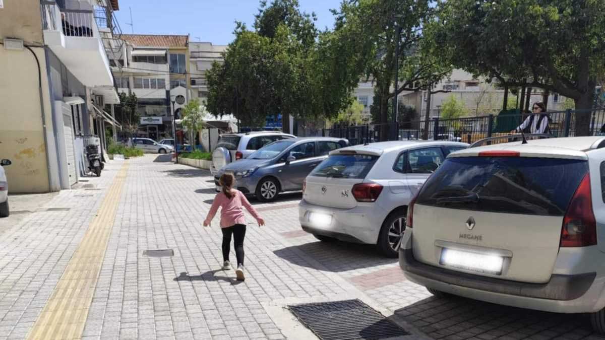 Ναύπλιο: Υποβάθμιση, αυτοκίνητα και φίδι στην Πλατεία Μανουσάκη – Αντί για όαση, εστία κινδύνου