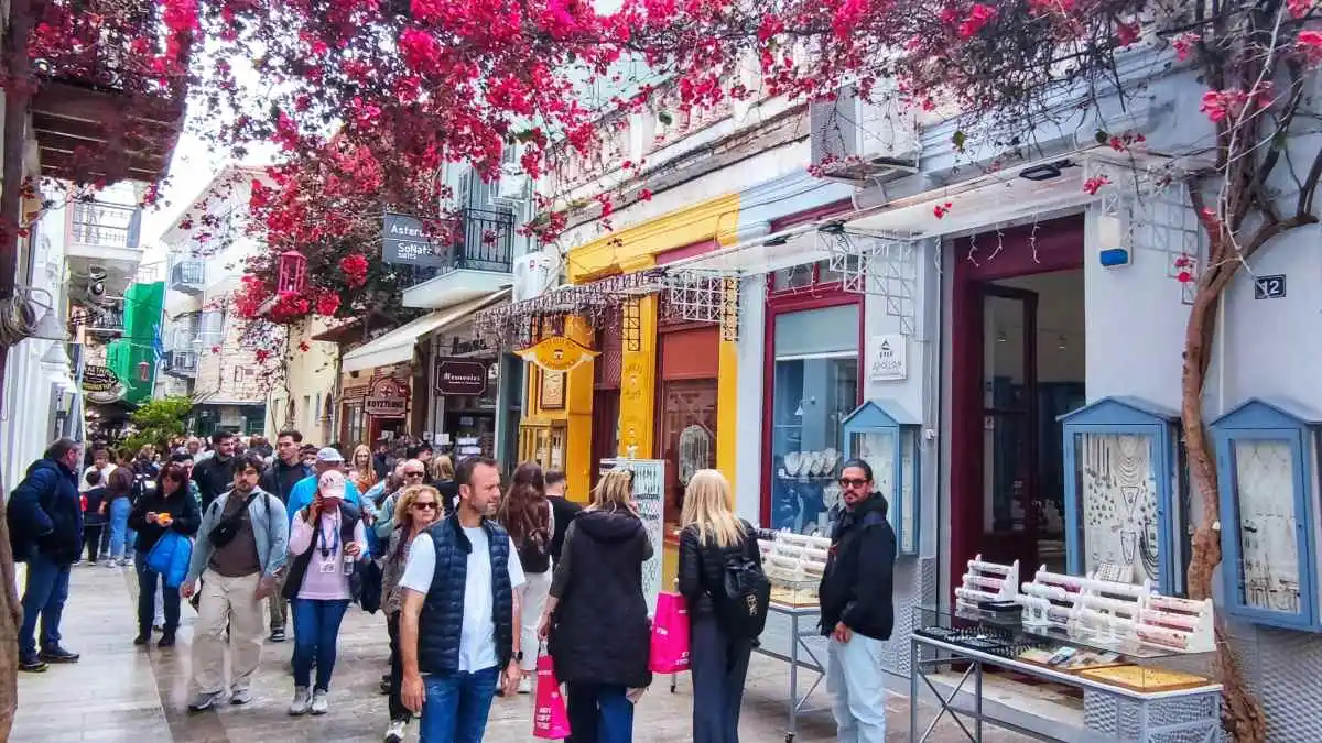 Πρωτομαγιά στο Ναύπλιο: Χρώματα και κόσμος στους γραφικούς δρόμους της Παλιάς Πόλης