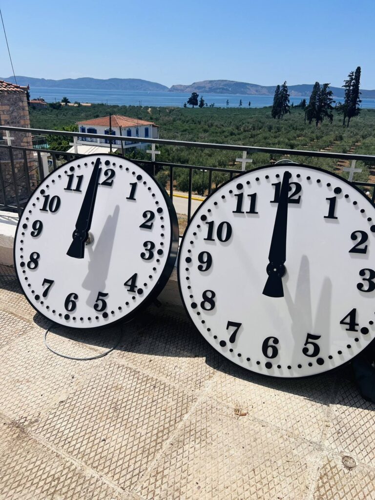 τοποθέτηση και εγκατάσταση των δύο ρολογιών πόλεως στο κωδωνοστάσιο του Ιερού Ναού Ευαγγελιστρίας Θερμησίας