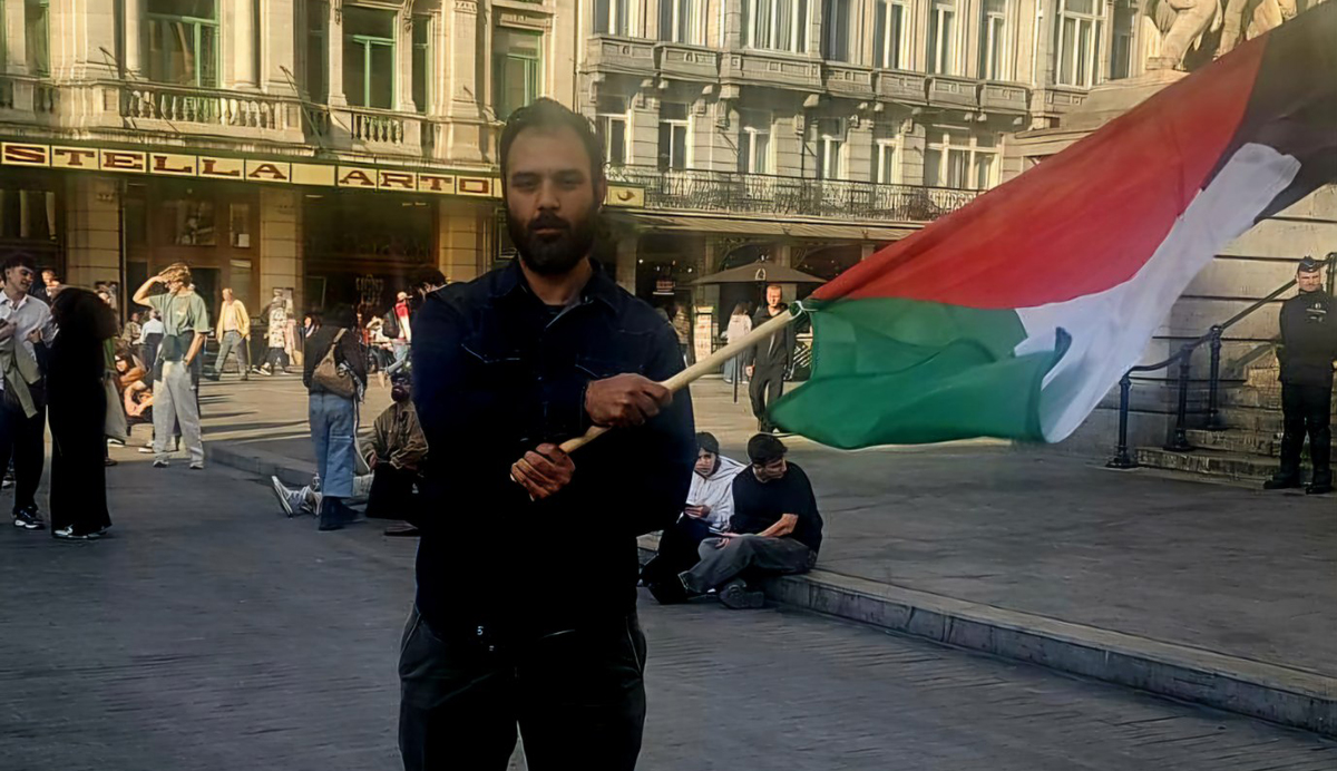 Περιφερειακός σύμβουλος Πελοποννήσου ύψωσε την Παλαιστινιακή σημαία στις Βρυξέλλες