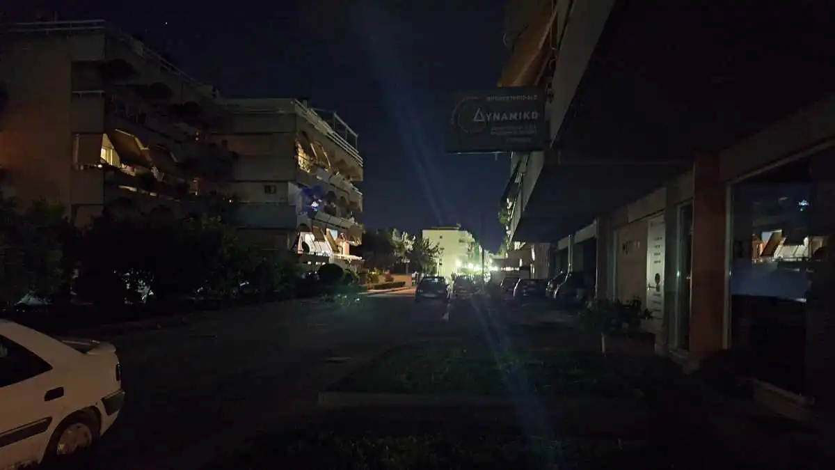 Οδός Καλαμάτας στο Ναύπλιο: Ξήλωσαν τα φώτα και… εξαφανίστηκαν!
