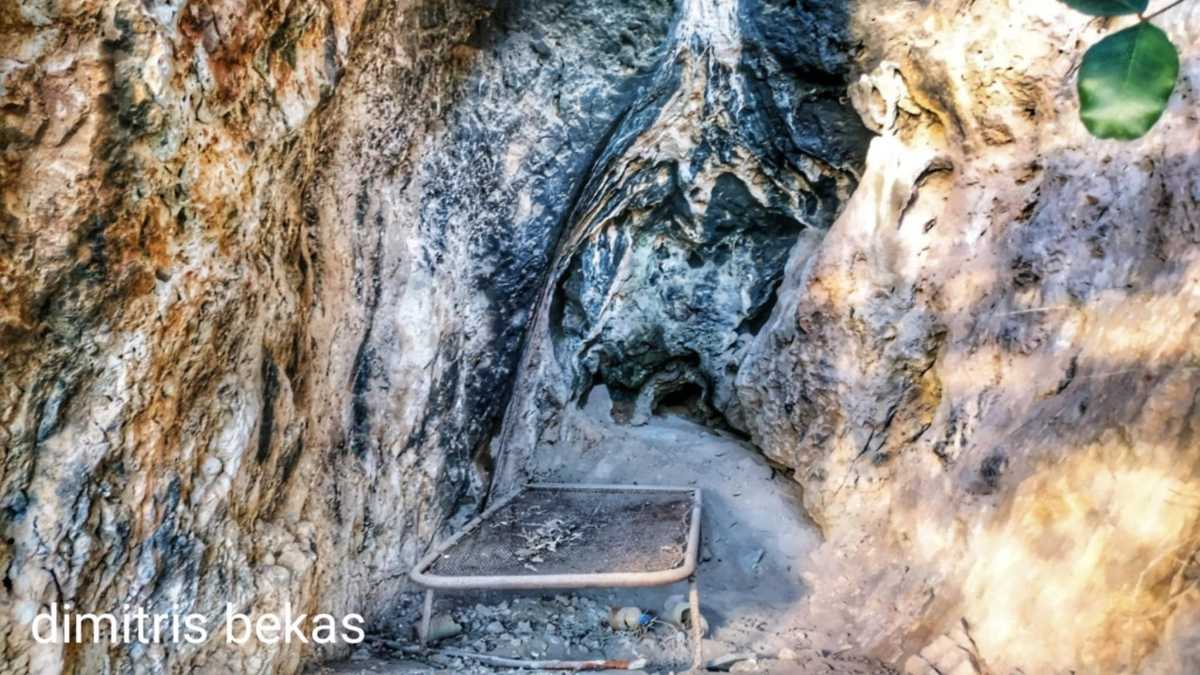 Η μυστηριώδης Σπηλιά του Γορίλα στο Ναύπλιο: Στα ίχνη ενός μοναχικού επισκέπτη