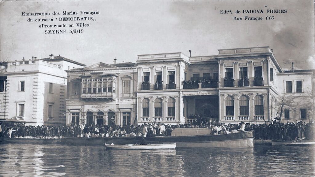 Συγκέντρωση_μπροστά_στο_Αλάμπρα_και_στο_Σπόρντινγκ_κλάμπ_για_την_υποδοχή_του_ελληνικού_στόλου_2_Μαΐου_1919