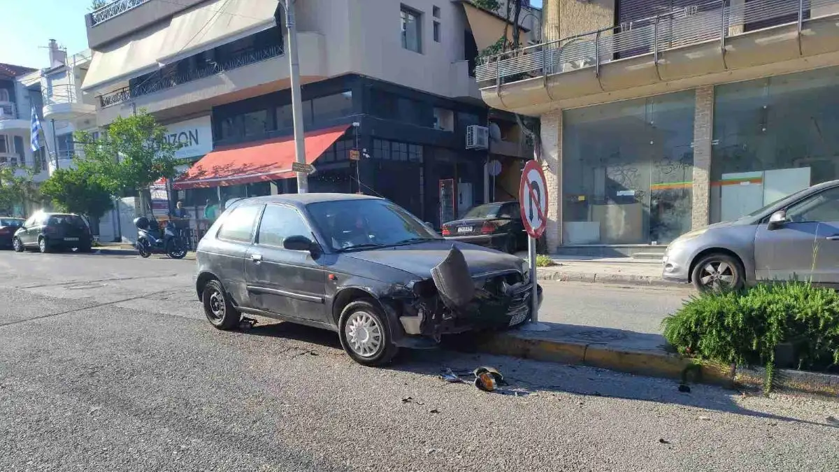 Σύγκρουση αυτοκινήτων στο Ναύπλιο – Οδηγός «καρφώθηκε» σε πινακίδα