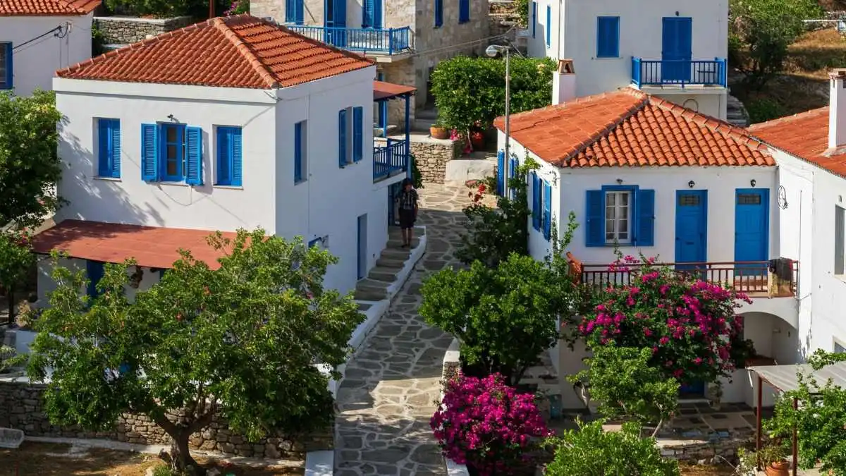 Προς λύση το πρόβλημα με τα αδόμητα ακίνητα στα μικρά χωριά – Νέα ρύθμιση από το ΥΠΕΝ