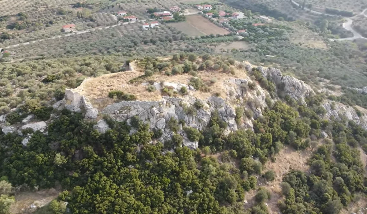 Ανάμεσα σε Ναύπλιο και Λυγουριό, η Ακρόπολη της Καζάρμας στέκει φρουρός αιώνων