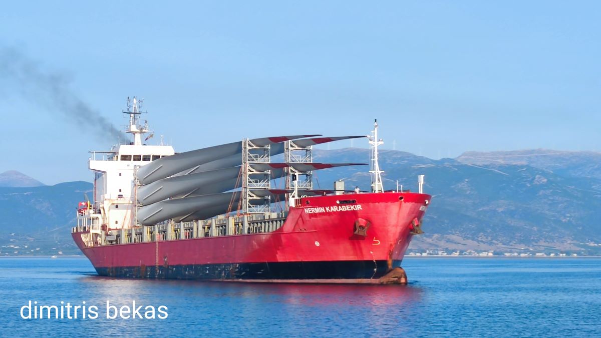 Γιγαντιαίες ανεμογεννήτριες στο λιμάνι του Ναυπλίου – Εντυπωσιάζουν με το μέγεθός τους