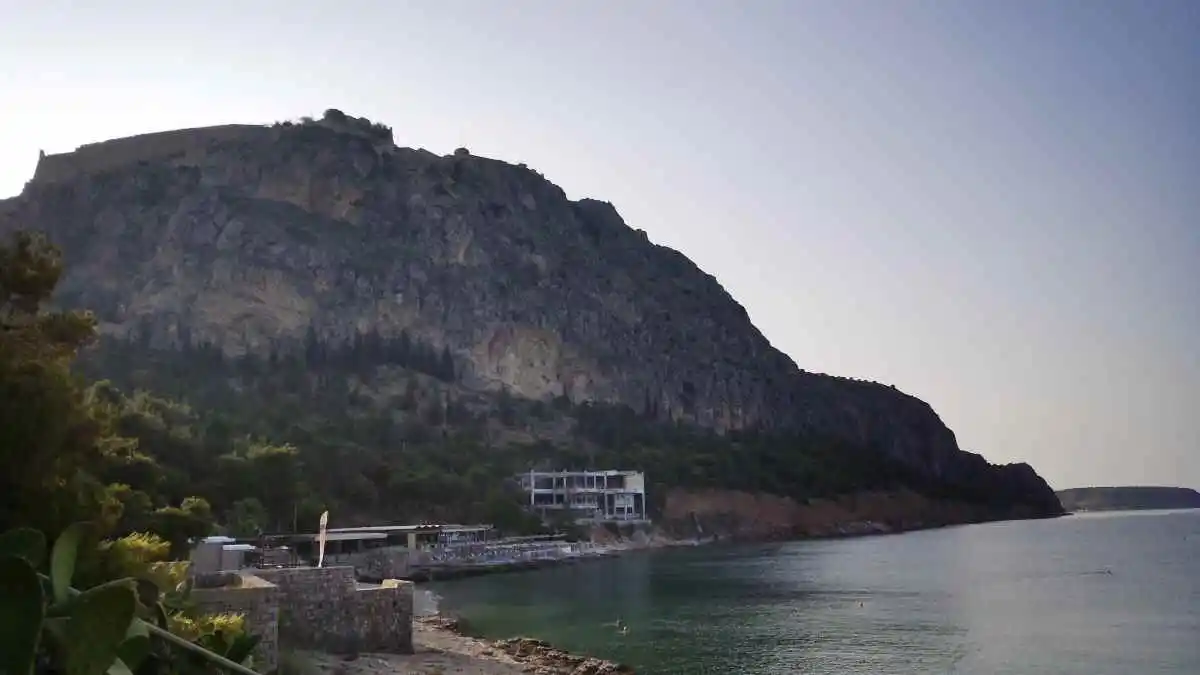 Νέοι κίνδυνοι απειλούν τον γύρο της Αρβανιτιάς – Απειλείται με κατάρρευση τσιμεντένιο μπαλκονάκι