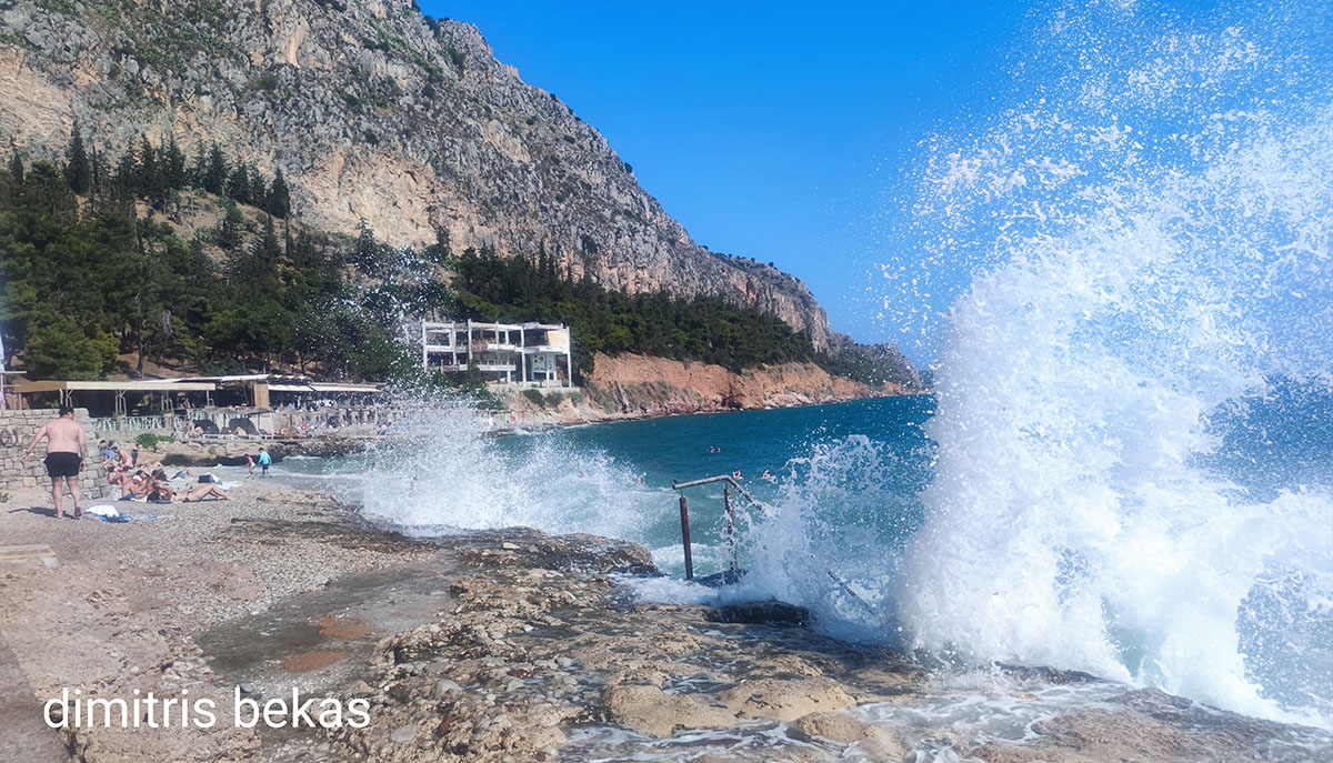 Ναύπλιο: Μπανάκι με θέα… κύματα στην Αρβανιτιά (Pics)
