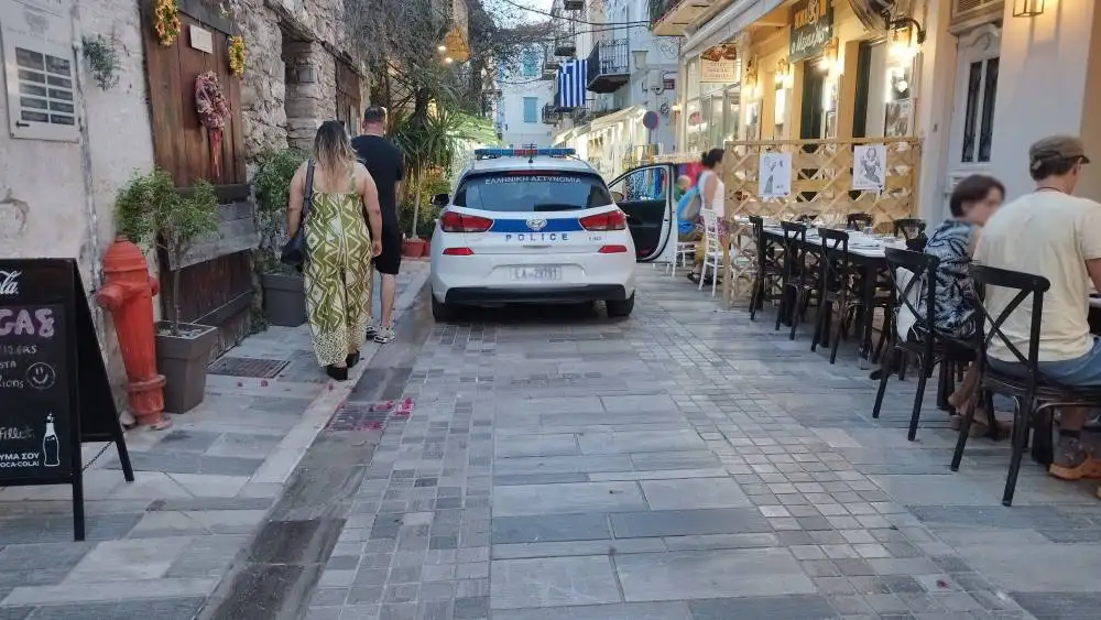 Ναύπλιο: «Πόλεμος» τραπεζοκαθισμάτων στη Σταϊκοπούλου – Σαρωτικοί έλεγχοι