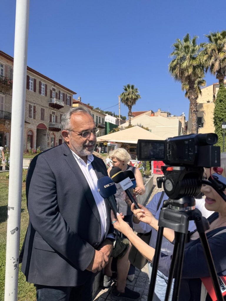 δράση φύτευσης λουλουδιών στην Πλατεία Τριών Ναυάρχων στο Ναύπλιο