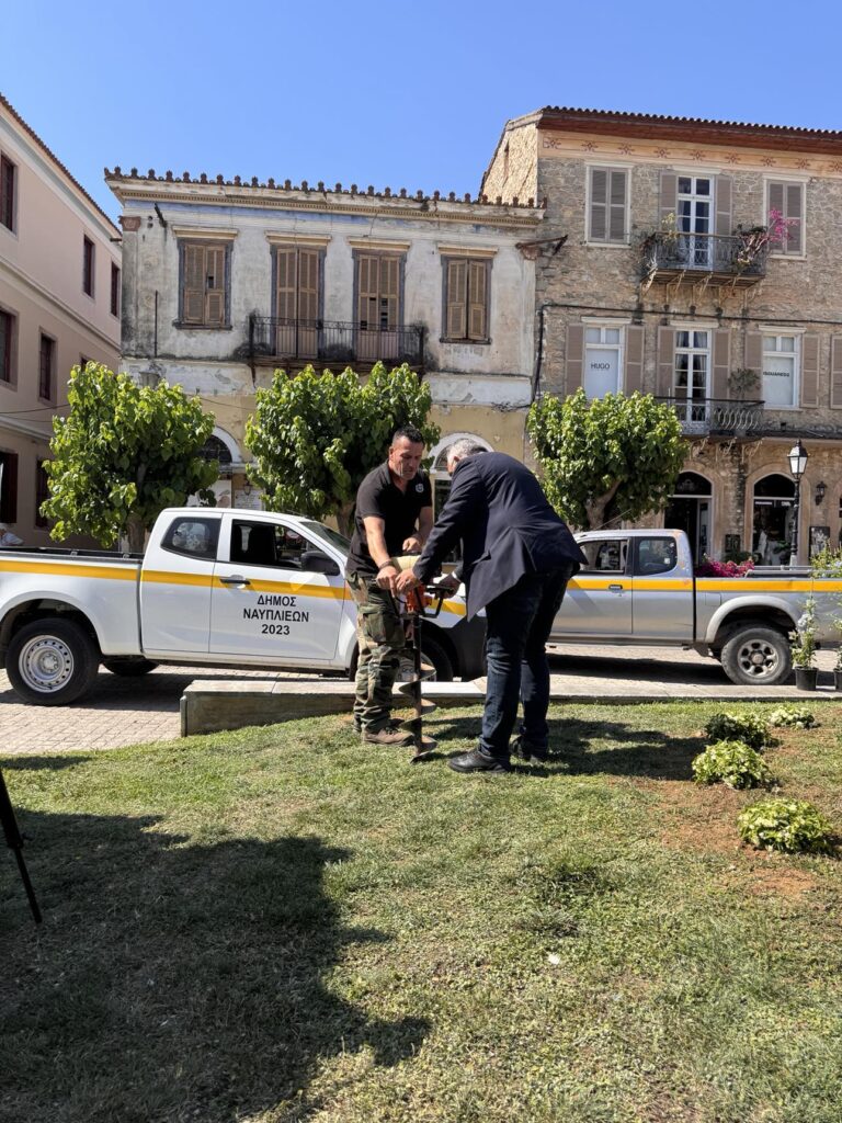 δράση φύτευσης λουλουδιών στην Πλατεία Τριών Ναυάρχων στο Ναύπλιο