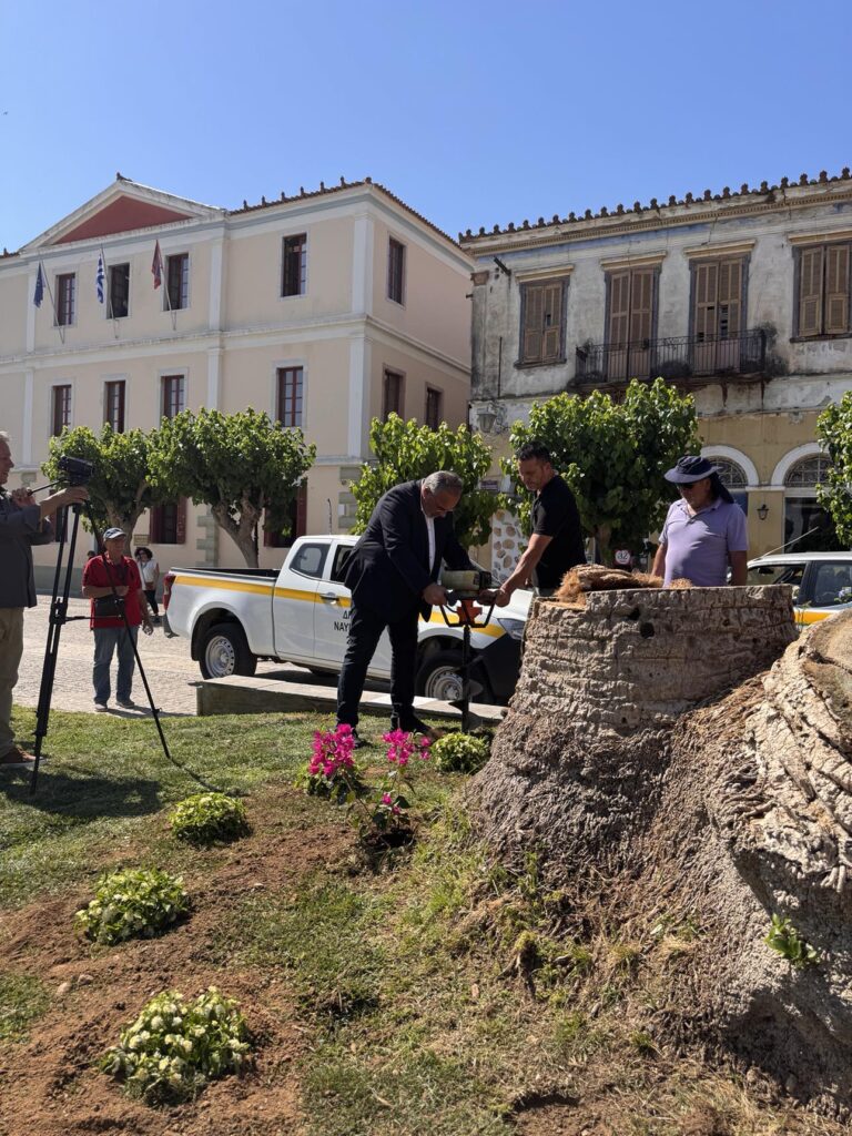 δράση φύτευσης λουλουδιών στην Πλατεία Τριών Ναυάρχων στο Ναύπλιο