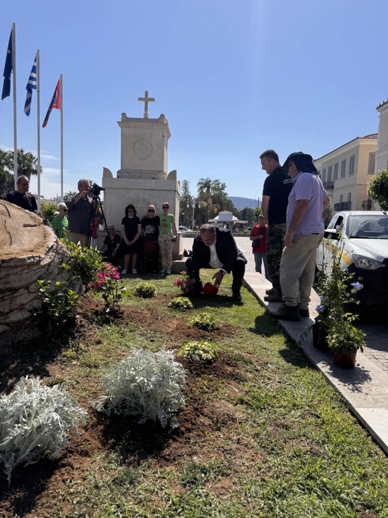 δράση φύτευσης λουλουδιών στην Πλατεία Τριών Ναυάρχων στο Ναύπλιο