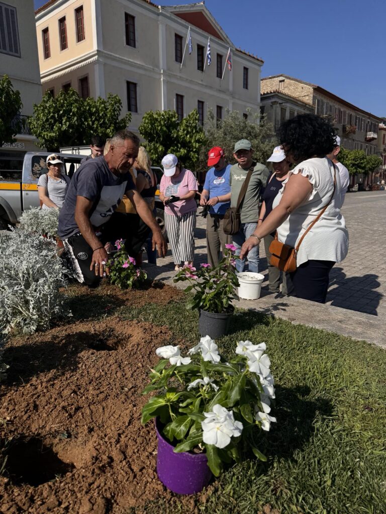 δράση φύτευσης λουλουδιών στην Πλατεία Τριών Ναυάρχων στο Ναύπλιο